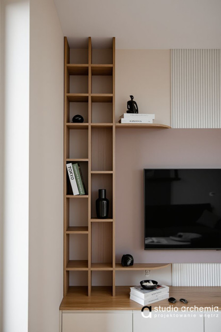 Aranżacja biblioteczki obok telewizora